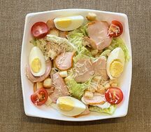 Салат Цезарь с копченой курочкой