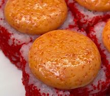 Запеченный ролл с лососем и соусом спайси