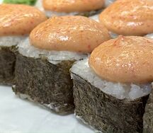 Запеченный ролл с крабом и соусом спайси 