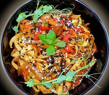 Вок с курицей и овощами