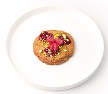Фисташковый кукис с малиной