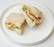 Чиабатта с копченной курицей и соусом песто