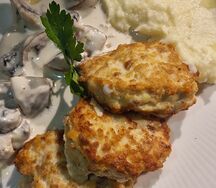 Куриные оладьи с грибным соусом