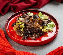Салат с говядиной и древесными грибами 