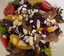 Теплый салат с куриной печенью и апельсином