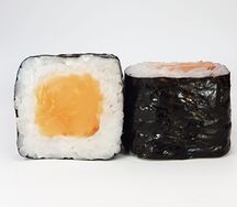 Маки с лососем