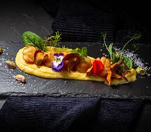 Морской гребешок с кукурузным пюре и маринованными лисичками