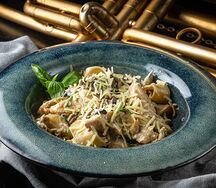 Феттуччине с курицей и грибами в сливочном соусе