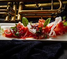 Пармская ветчина с томатным кремом и рисовой бумагой