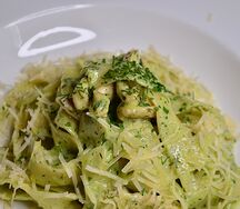 Феттуччине с курицей и соусом песто