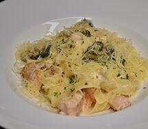Феттуччине с лососем и брокколи