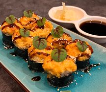 Запеченный ролл с тунцом и лососем 
