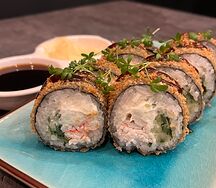 Жареный ролл с крабом 