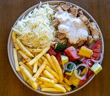 Не таук на тарелке с курицей