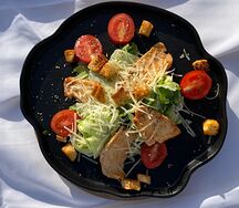 Салат Цезарь с курицей 
