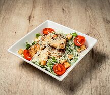 Салат Цезарь с курицей