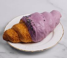 Круассан с черникой
