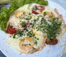 Яичница с куриной ветчиной