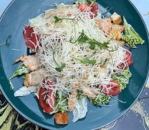 Салат Цезарь с курицей