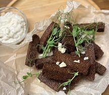 Гренки бородинские с чесночным соусом