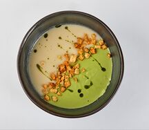 Велюте из корня сельдерея и молодого горошка с кусочками лосося