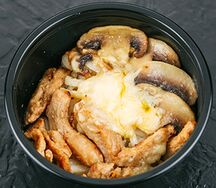 Удон с курицей, грибами и сливочным соусом