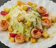 Цезарь с тигровыми креветками 