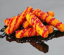 Сырные палочки с клюквенным соусом