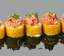 Ролл жаренный с тартаром из тунца спайси