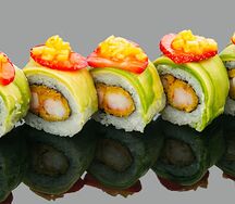 Ролл из креветки темпуре с сальсой из манго и клубники