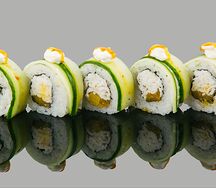 Ролл с манго и трюфельным соусом