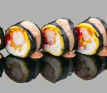 Ролл с креветкой и сыром чеддер в ореховом соусе 