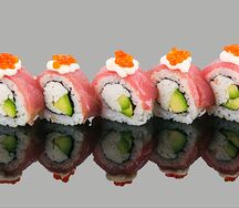 Ролл с тунцом, икрой и крабом