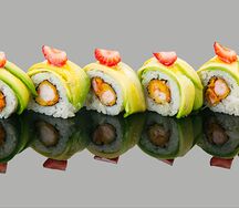 Ролл с авокадо клубникой креветкой в соусе спайс 