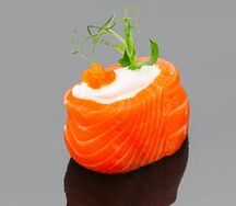 Гункан с лососем