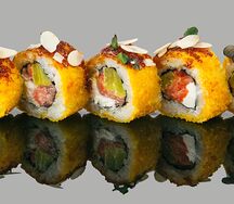 Жареный ролл с лососем и лепестками миндаля