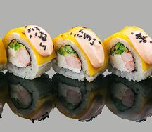 Ролл с креветкой и авокадо с соусом чили манго 