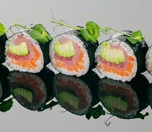 Ролл с лососем, тунцом и авокадо 