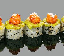 Ролл Попкорн-креветка с гуакамоле