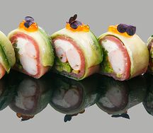 Ролл с тунцом елоуфин и тигровой креветкой