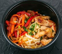 Удон с курицей и сладким чили