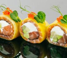 Ролл с лососем в такуане