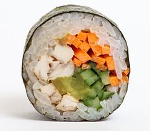 Ролл по-корейски с дайконом, морковью и курицей