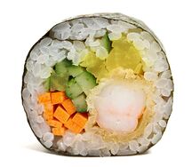 Ролл по-корейски с овощами и креветкой темпура