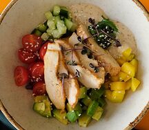 Поке с цыплёнком и манго