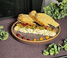 Лобио с сыром страчателла и кукурузными тостами