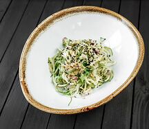 Салат с киноа и огурцом