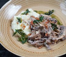 Бефстроганов из говядины с картофельным пюре и грибами