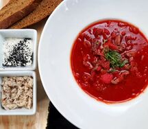Борщ, томлённый в печи с говядиной и салом