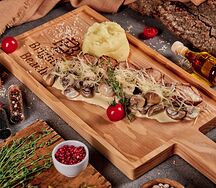 Медальоны из свиной вырезки с картофельным пюре и грибным соусом